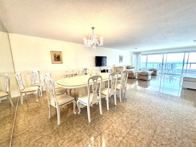 Apartamento de 4 dormitorios en alquiler con piscina, servicio de playa y mucama a diario. Punta del Este. 