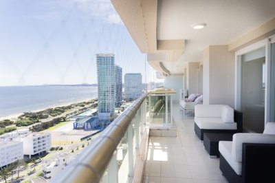 Le Jardin apartamento en venta de 4 suites más servicio. Piso alto vista . Punta del Este