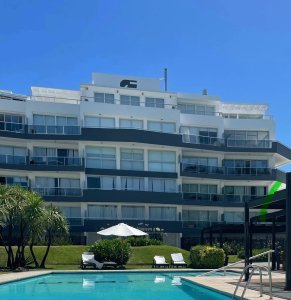 Alquiler de verano 2 dormitorios 2 baños Pinares frente al mar.  Punta del Este. 2026 