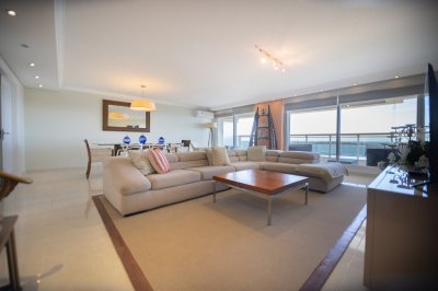 Le Jardin apartamento en venta de 4 suites más servicio. Piso alto vista . Punta del Este