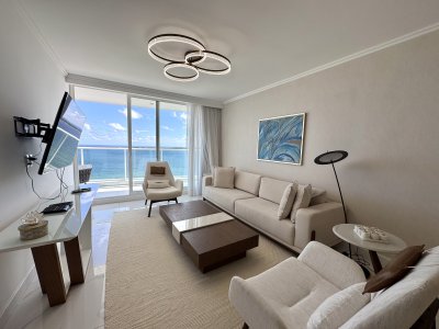 Apartamento Premium de tres suites frente al mar. Alquiler anual