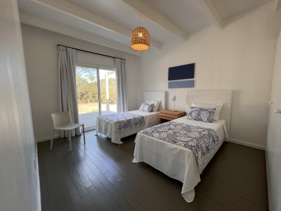 Laguna Escondida Casa en venta de 4 dormitorios en suite y piscina. José Ignacio. 