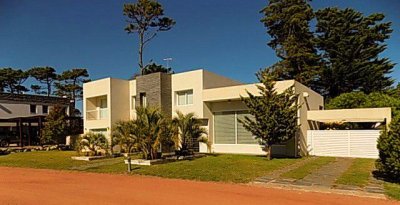 En Venta y Alquiler exclusiva casa en Barrio Privado 