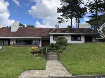 Casa  en venta - Cantegril- Punta del Este. 5 dormitorios