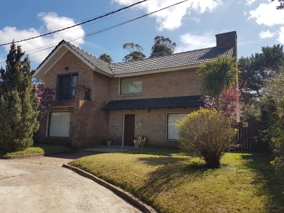 Casa en alquiler temporal de tres domitorios con piscina- Jardines de Cordoba. Punta del Este