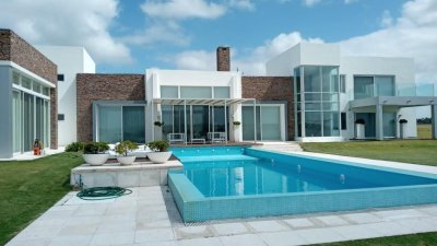 Casa en venta- alquiler anual o temporario en Laguna de los Cisnes Barrio privado. Piscina. - Punta del Este.