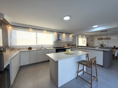 Casa a estrenar en alquiler de verano. 3 dormitorios piscina y barbacoa 