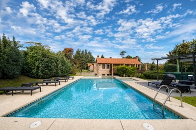 Casa en venta  9 dormitorios piscina barbacoa y cancha de padel. Punta del Este.