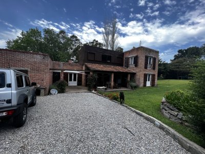 Hermosa casa 4 suite y dependencia en alquiler temporal barrio Golf. Punta del este.