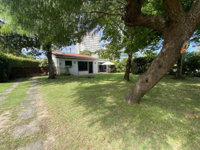 Casa en alquiler anual de dos dormitorios y dependencia de servicio. Punta del Este. 