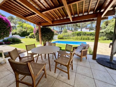 Hermosa casa de 4 dormitorios con piscina climatizada en alquiler temporal Punta del Este