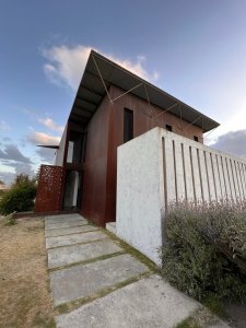 Casa en venta y alquiler temporal de 3 suites y dependencia de servicio  - Punta Piedras