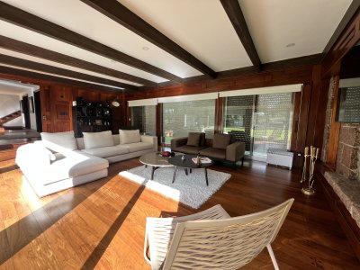 Exclusiva casa en venta, 5 dormitorios, gran parque, piscina climatizada. 