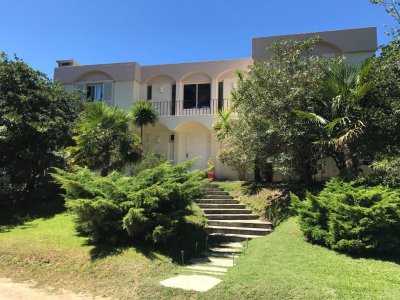Casa en venta /alquiler anual Punta del Este 5 dormitorios piscina- Golf