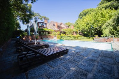 Importante casa en venta en barrio Golf Punta del Este. 5 dormitorios y casa de huéspedes. 