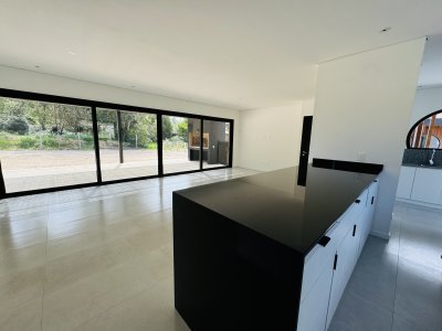Casa en venta a estrenar  3 dormitorios. Punta del Este. Permuta