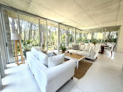 Casa en barrio privado de 4 dormitorios. Alquiler anual. Punta del Este
