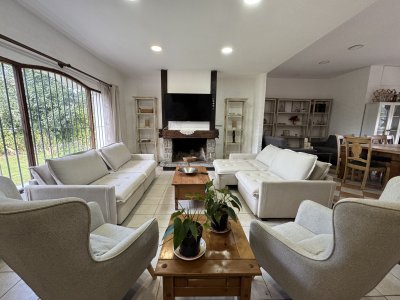 Casa en alquiler anual 4 dormitorios. Punta del este Maldonado.-