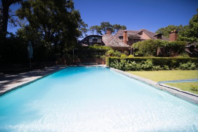 Importante casa en venta en barrio Golf Punta del Este. 5 dormitorios y casa de huéspedes. 