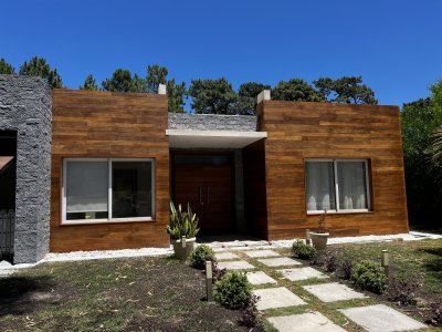 Casa en venta 5 dormitorios, barrio privado zona colegios Punta del Este.-