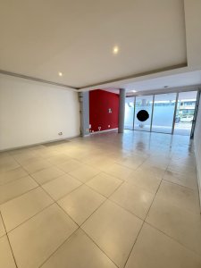 Local en península en muy buen estado en alquiler, de 100 metros. Punta del Este 
