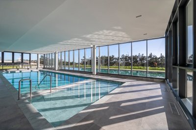 Venetian Apartamento en venta de 3 dormitorios en suite mas servicio frente al mar. Punta del Este.