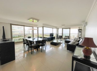 Apartamento de 3 dormitorios y dependencia frente al mar en Brava