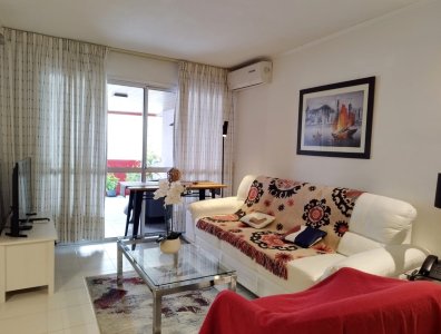 Apartamento de 2 Dormitorios con Vista al Mar y Comodidades en Excelente Estado