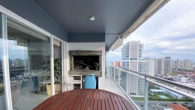 Venta en oportunidad apartamento de 3 dormitorios y 3 baños con balcón con parrillero en Punta del Este 