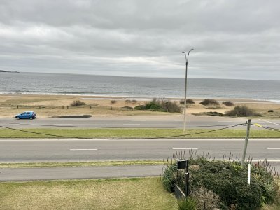 FRENTE AL MAR APARTAMENTO EN VENTA DE 2 DORMITORIOS EN MANSA CON PARRILLERO PROPIO