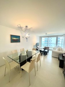 VENTA DE APARTAMENTO DE 2 SUITES EN EDIFICIO SEASONS TOWER PUNTA DEL ESTE 