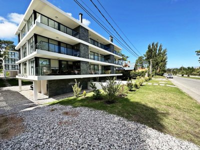 APARTAMENTO EN VENTA DE 3 DORMITORIOS CON PARRILLERO PROPIO EN MANSA 