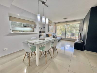 VENTA APARTAMENTO DE 2 DORMITORIOS CON PARRILLERO PROPIO EN ROOSEVELT