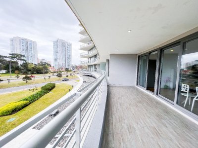 VENTA DE APARTAMENTO DE 3 SUITES EN EDIFICIO ALEXANDER BOULEVARD PUNTA DEL ESTE 