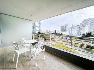 VENTA DE APARTAMENTO DE 2 SUITES EN EDIFICIO ALEXANDER BOULEVARD MANSA PUNTA DEL ESTE 