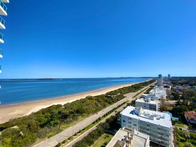 VENTA DE APARTAMENTO DE 2 SUITES EN EDIFICIO PARAMOUNT TOWER PUNTA DEL ESTE 