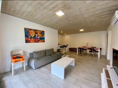 APARTAMENTO EN VENTA DE 2 DORMITORIOS CON PARRILLERO PROPIO EN MANSA 