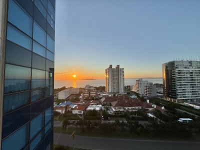ART BOULEVARD PUNTA DEL ESTE APARTAMENTO EN VENTA DE 3 DORMITORIOS + DEPENDENCIA 