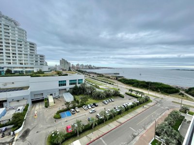 VENTA DE APARTAMENTO DE 1 DORMITORIO EN PISO ALTO CON VISTA AL MAR