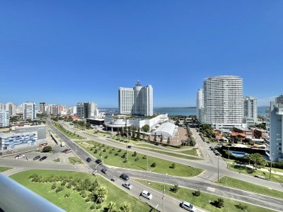 VENTA DE APARTAMENTO DE 3 SUITES CON PARRILLERO PROPIO EN MANSA PUNTA DEL ESTE