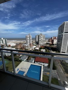 En venta y alquiler apartamento de 3 dormitorios playa brava 