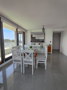 VENTA DE APARTAMENTO DE 2 DORMITORIOS EN EDIFICIO GAUDI PUNTA DEL ESTE 