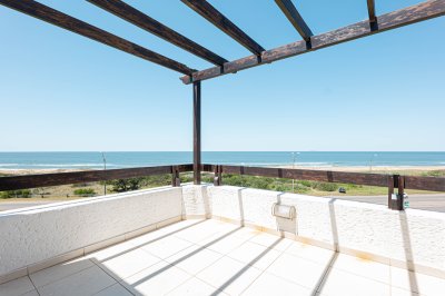 BRAVA PRIMERA LINEA EN VENTA DE 3 DORMITORIOS PUNTA DEL ESTE