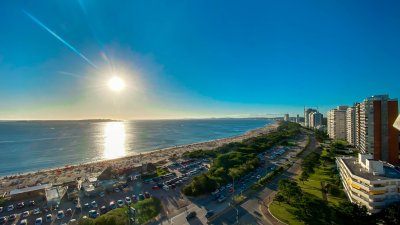 En alquiler apartamento de 3 dormitorios más dependencia de servicio parada 5 de Playa Mansa Punta del Este 