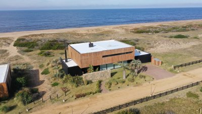 HERMOSA CASA EN VENTA Y ALQUILER EN SAN VICENTE JOSÉ IGNACIO 5 DORMITORIOS 