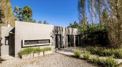 LA ARBOLADA CASA EN VENTA DE 3 DORMITORIOS EN BARRIO PRIVADO PUNTA DEL ESTE 