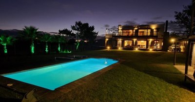 Casa en venta y alquiler de 4 dormitorios con piscina climatizada José Ignacio Punta del Este 