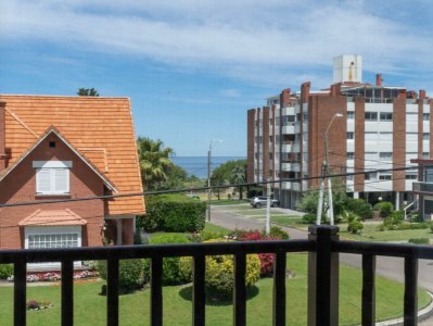 CASA EN VENTA Y ALQUILER TEMPORAL DE 5 DORMITORIOS EN SUITE Y DEPENDENCIA DE SERVICIO
