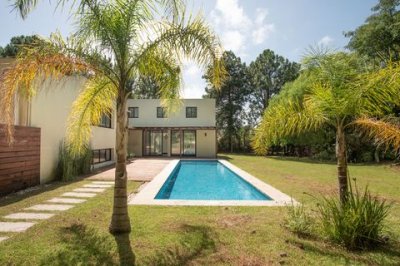 Exclusiva Residencia en Barrio Privado - 3 dormitorios 