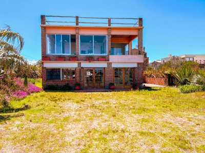 CASA EN VENTA EN LA JUANITA JOSE IGNACIO DE 3 DORMITORIOS 